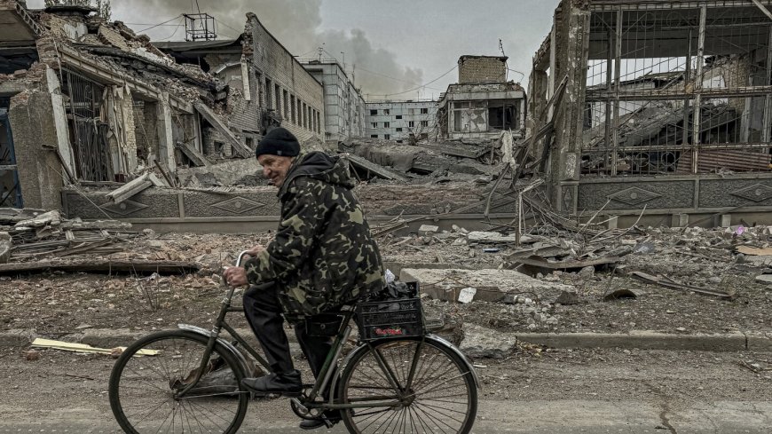 As Russian forces close in on Kurakhove, hundreds of residents remain in the front-line city