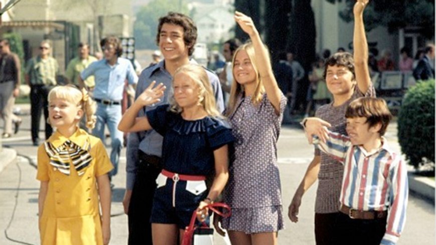 ‘Brady Bunch’ actors admit to co-star hookups, first kisses, fake weddings