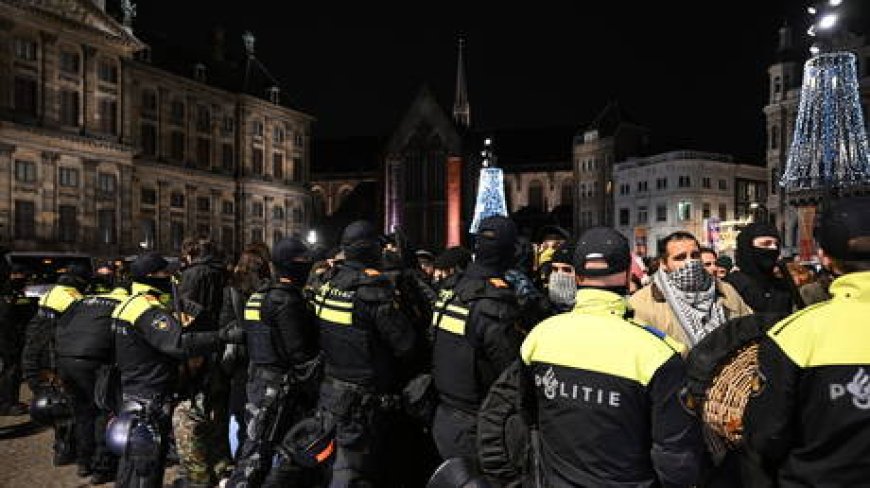 Pro-Palestinian protesters clash with police in Amsterdam (VIDEOS)