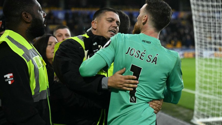 ‘He has my full support’ – Gary O’Neil backs Jose Sa after shocking scenes as Wolves goalkeeper confronts fan