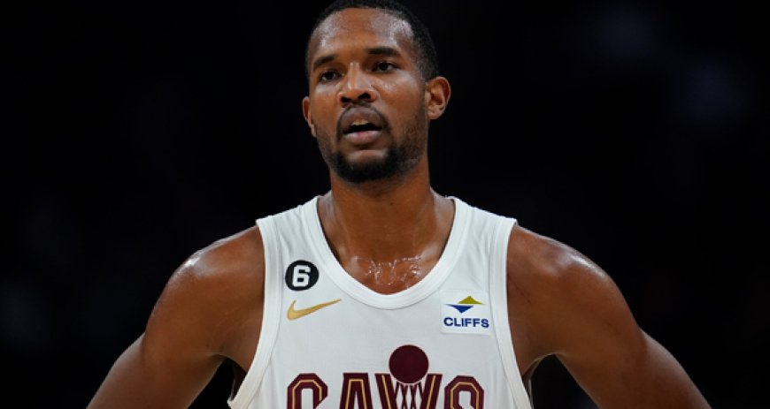 Evan Mobley Leaves Cavs Game With Sprained Ankle