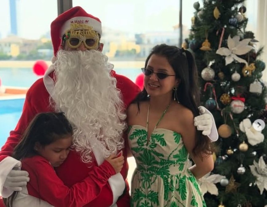 Dhoni's 'Santa Claus' Look Sets Internet Ablaze, Poses With Wife, Daughter