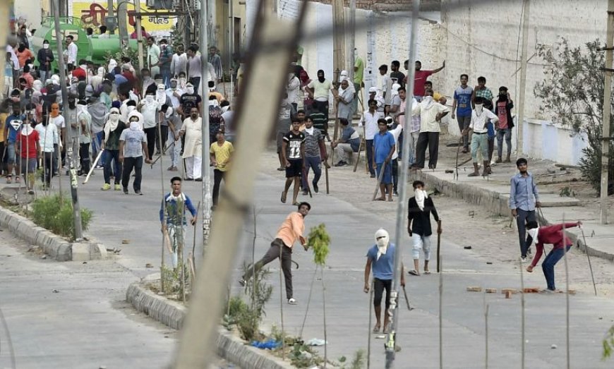 Mob pelts stones at police station in Mysuru over an inflammatory post, accused secured