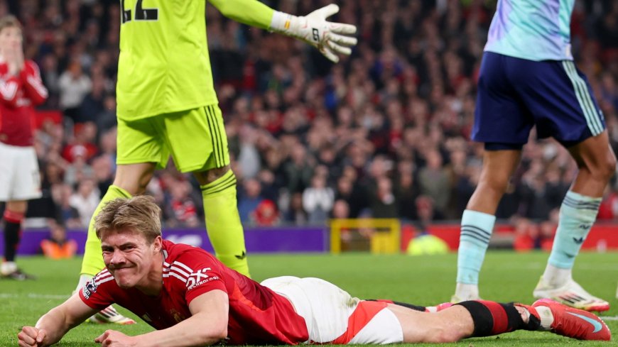 Manchester United legend spotted consoling Rasmus Hojlund after underwhelming 14-minute cameo