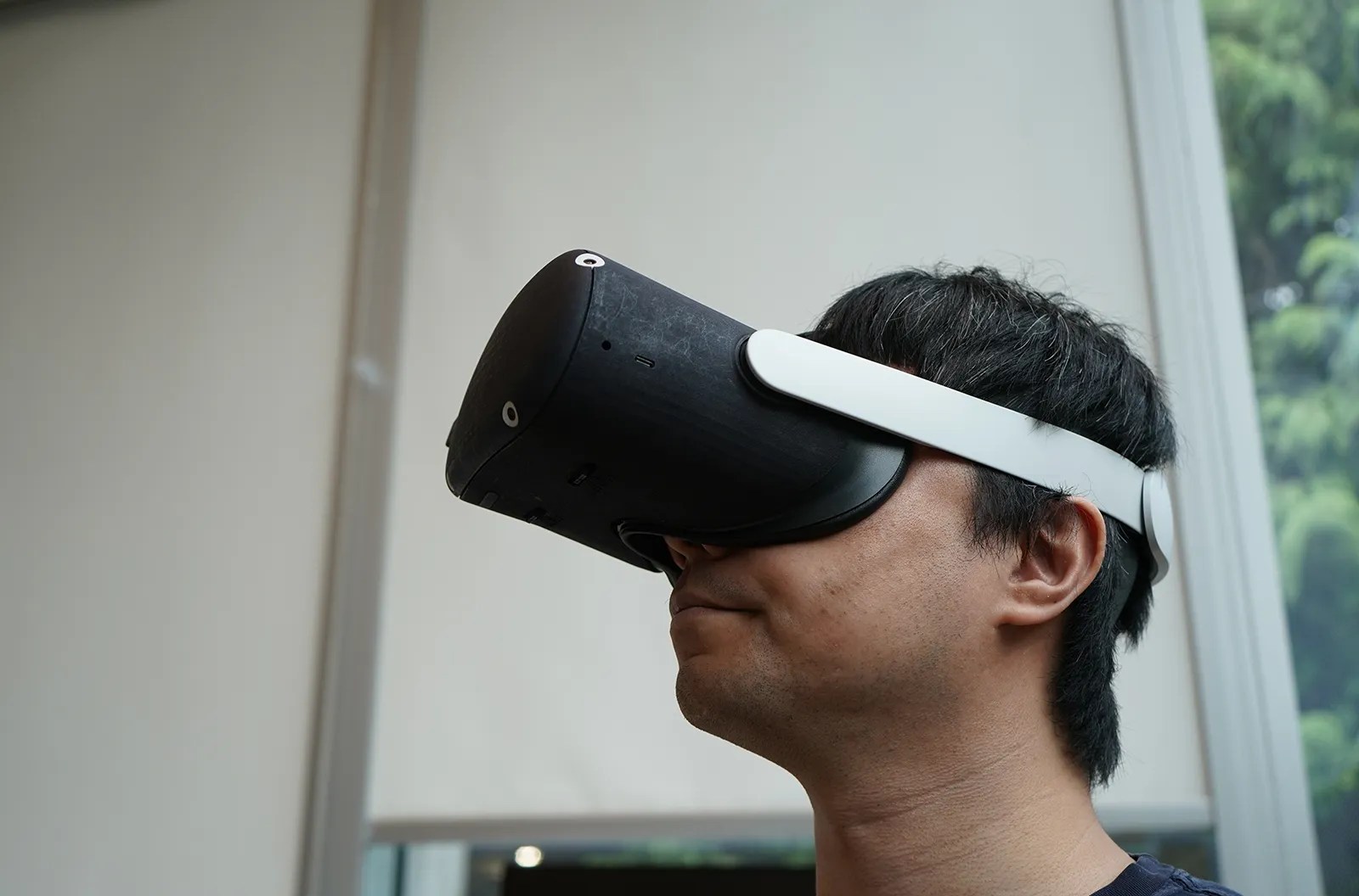 A person wearing Meta&rsquo;s prototype Tiramisu VR research prototype headset.