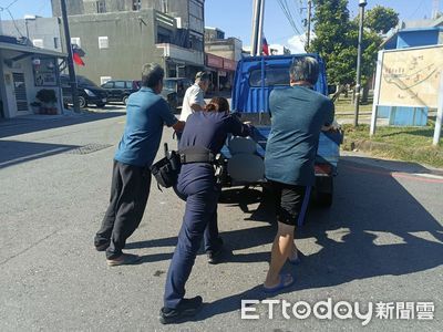 小貨車拋錨卡路中　長濱警推路邊化解危機