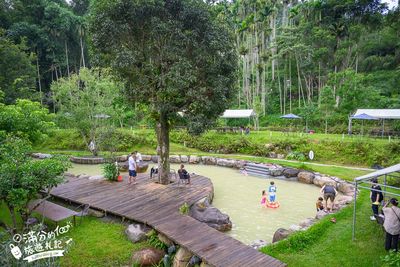 天然山泉戲水池＋森林裡喝咖啡！南投消暑勝地還有規劃熱水淋浴間