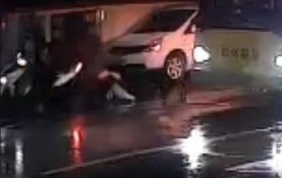 公車過站還讓她下車！女學生「跟同學說再見」慘被機車撞倒