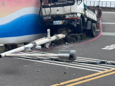 基隆貨車詭異偏離車道　騎上路阻撞倒路燈！司機酒測值0.76