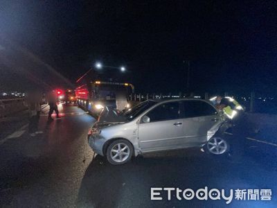 嘉義台82「3車追撞」！1大3童受傷送醫　肇事女竟棄車徒步跑了