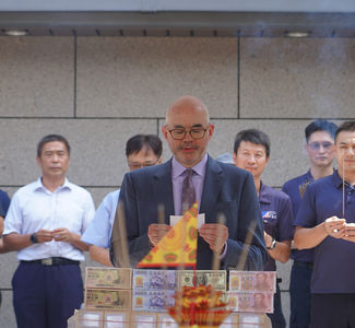 入境隨俗！AIT中元普渡祭品曝光　谷立言首次用中文誦讀祝禱文