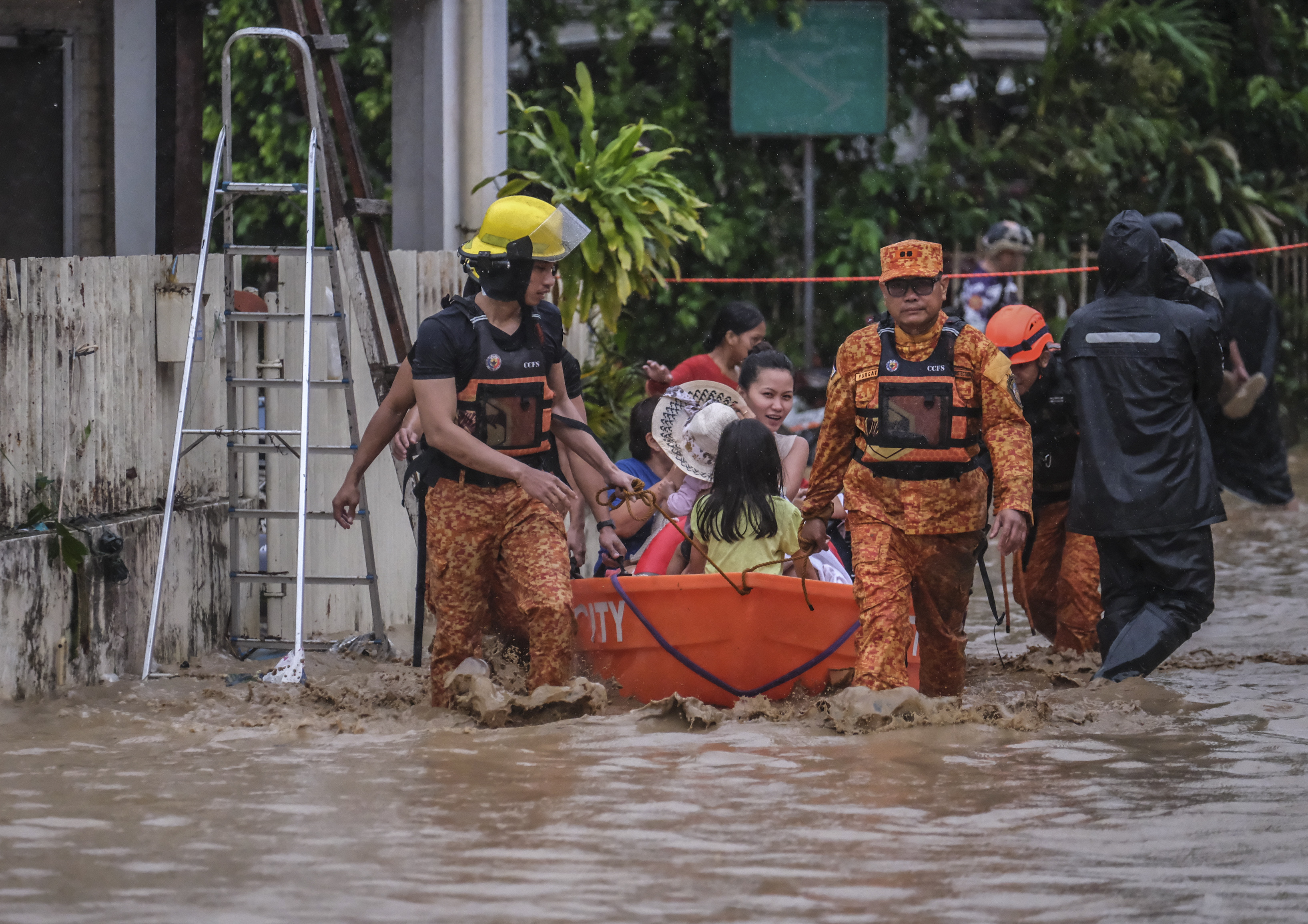 epa12501751 Emergency responders help people affected by flooding caused by typhoon Kalmaegi, in Cebu City, Philippines, 04 November 2025. Typhoon Kalmaegi crossed the Visayas region of central Philippines on 04 November, causing flooding, power outtages and damage to property. According to the Philippine Atmospheric, Geophysical, and Astronomical Services Administration (PAGASA), the typhoon is projected to be in the vicinity of Negros Occidental province in the central Philippines, moving west at 25 kilometers per hour with maximum winds of 140 kilometers per hour. EPA/JUANITO ESPINOSA