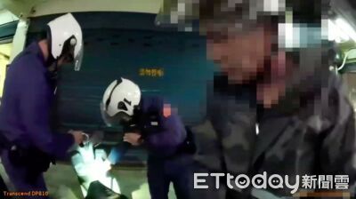 通緝犯拒檢三峽街頭狂飆！警攔截圍捕搜出毒品　連開14張罰單