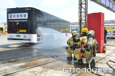台南再添10輛電動公車　新營客運完成消防演練分批上路