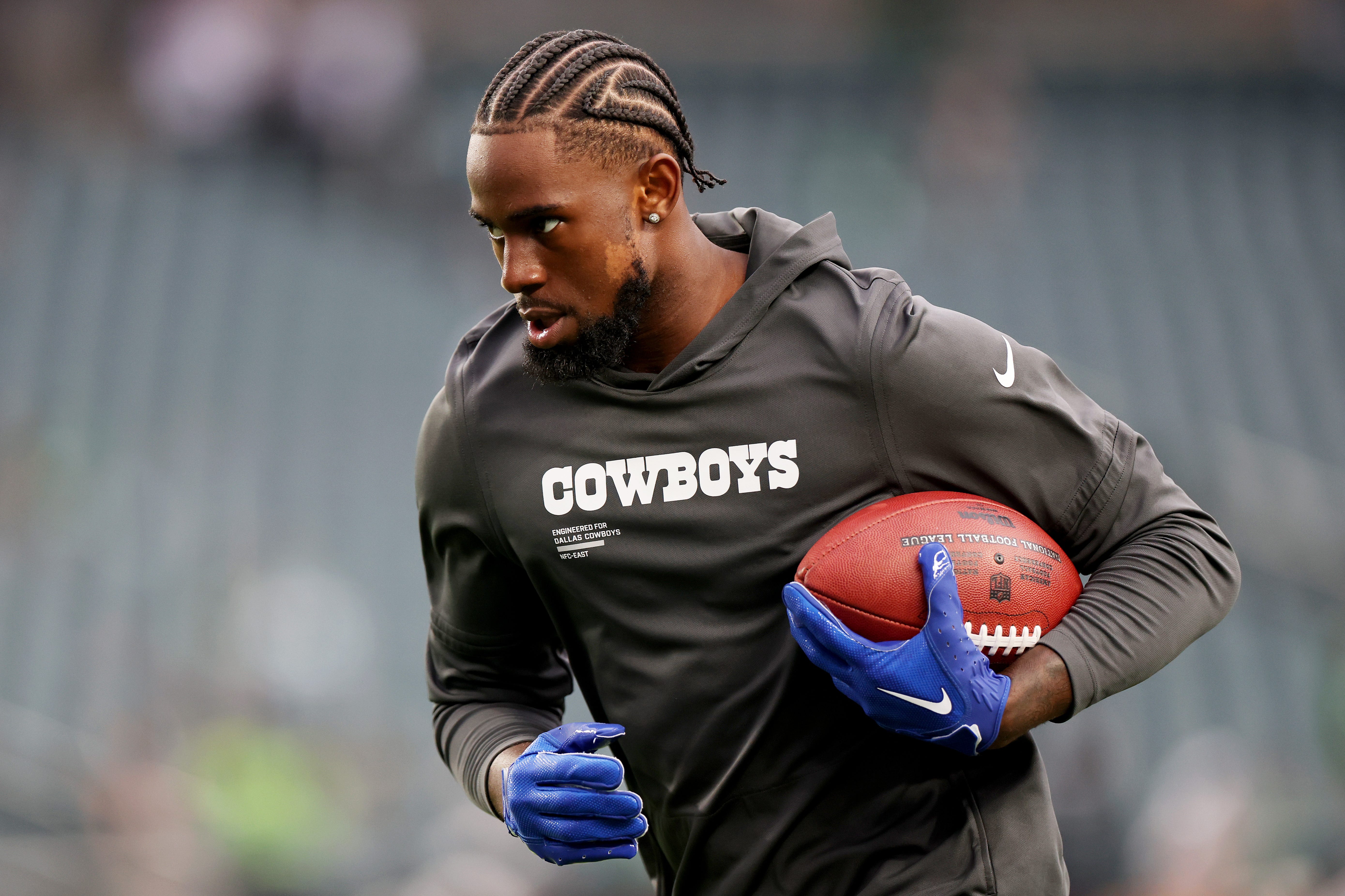 PHILADELPHIA, PENNSYLVANIA - SEPTEMBER 04: Trikweze Bridges #25 of the Dallas Cowboys warms up before the NFL 2025 game between Dallas Cowboys and Philadelphia Eagles at Lincoln Financial Field on September 04, 2025 in Philadelphia, Pennsylvania. (Photo by Emilee Chinn/Getty Images)