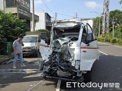 連環撞！高雄小貨車夾擊6車釀4傷　車頭凹陷爛毀畫面曝