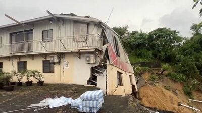 不敵土石流地基再度崩塌　台南柳營民宅撕裂驚悚畫面曝