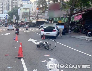 撞擊畫面曝！單車翁「切西瓜左轉」遭轎車擊落　頭部重創亡