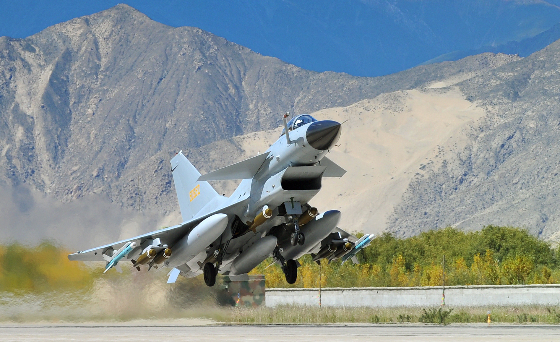 歼-10战机 朱鹏摄