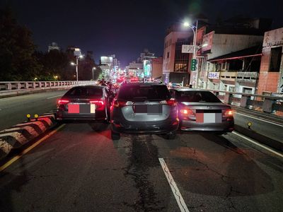 嘉雄陸橋3車碰撞「堵死2線道」！離奇車禍畫面曝光　在地人傻了