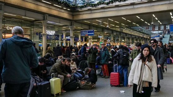 2025 年 12 月 30 日，伦敦圣潘克拉斯车站内，大批乘客携行李滞留等候。受供电故障影响，英国与欧洲大陆之间的欧洲之星列车服务全面暂停。欧洲之星官方以 &ldquo;运营大面积中断&rdquo; 为由，建议乘客将 30 日的行程延后，此次故障已造成列车严重延误及大量车次取消。