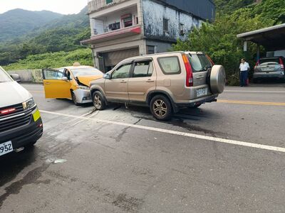 快訊／宜蘭驚險車禍！休旅車計程車對撞起火　5人受傷送醫