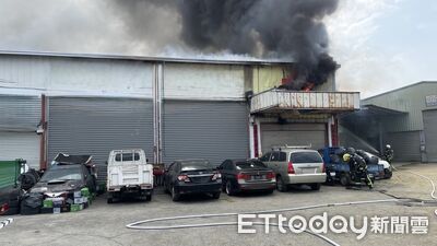 快訊／台中鐵皮屋汽修廠突起無名火　濃煙狂竄警消馳援搶救