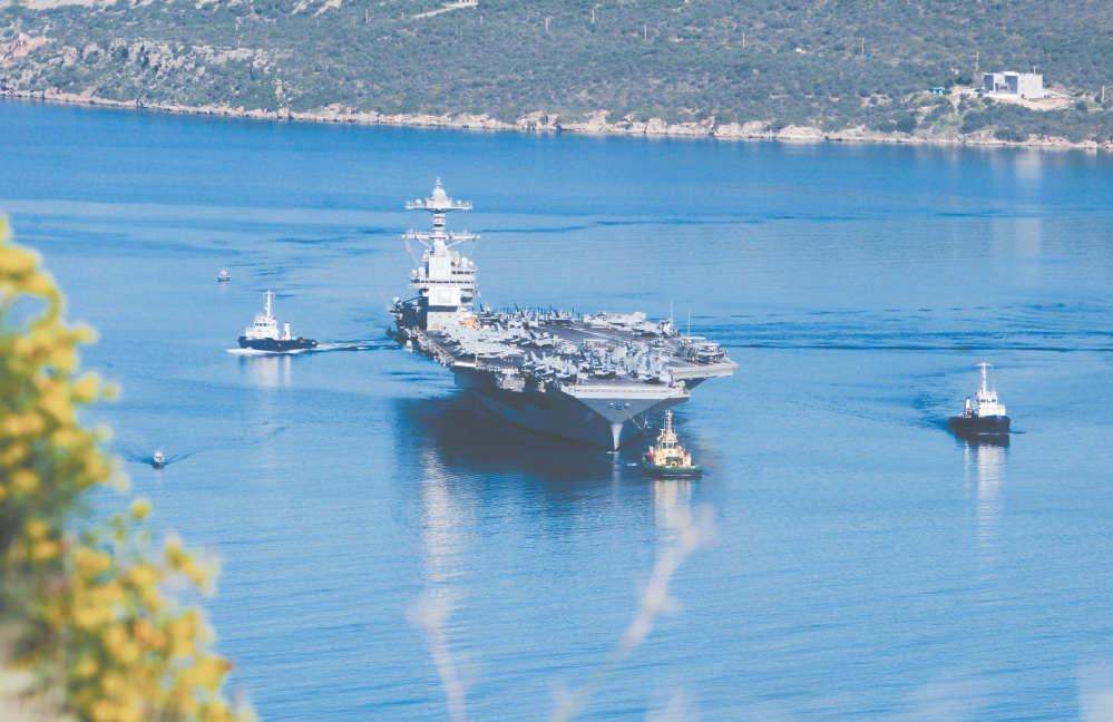 26日,美国派往中东地区的第二艘航母“福特”号已经离开希腊克里特岛苏达湾港口。(视觉中国)