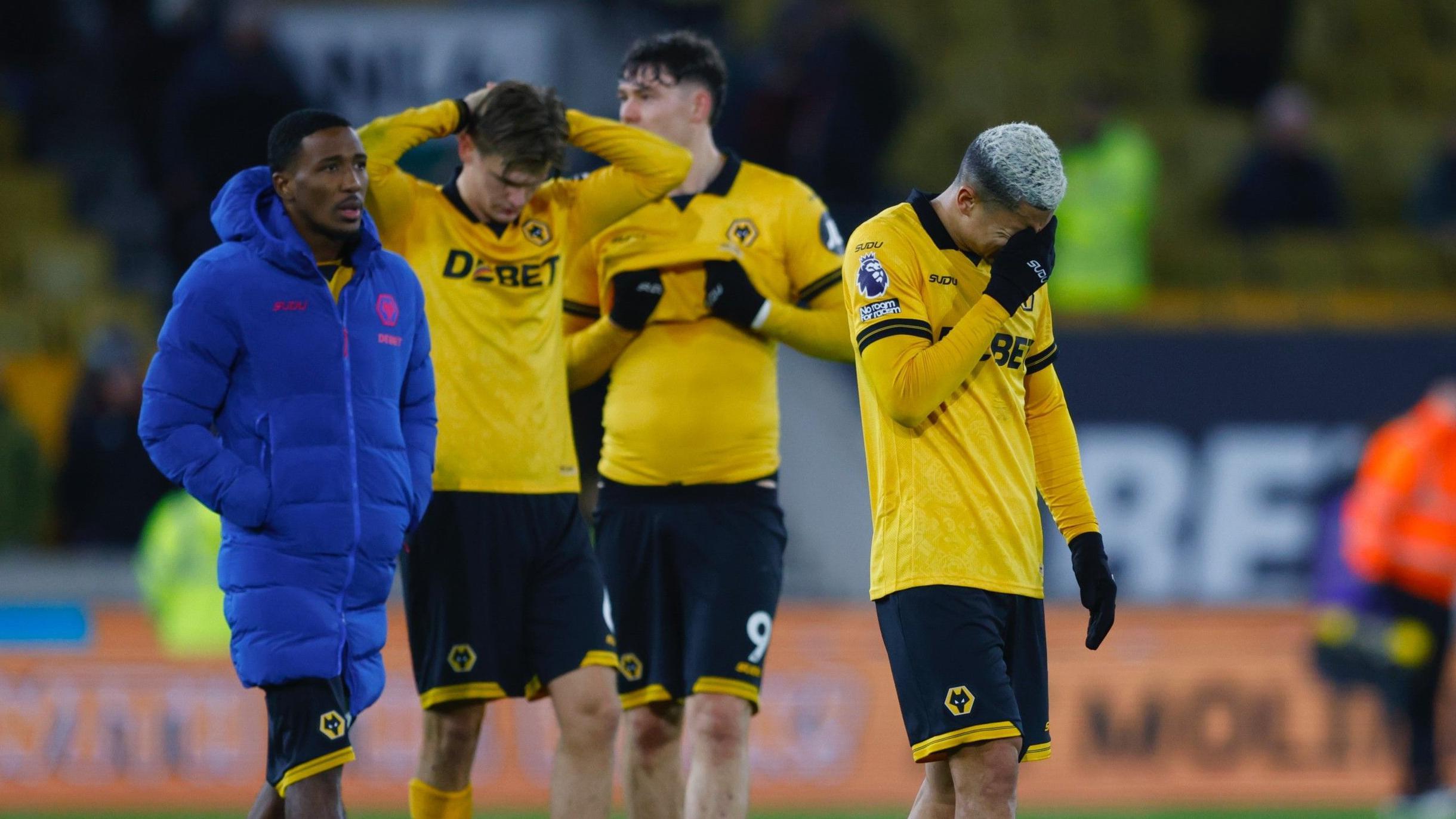 Wolves players look forlorn on the pitch