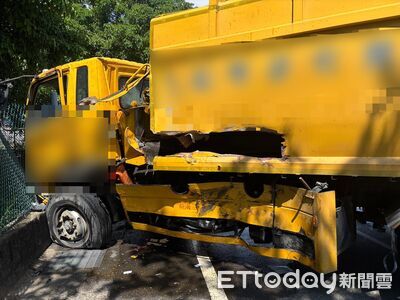 資源回收車「史詩級」違規迴轉　貨櫃車下橋剎不住猛撞畫面曝