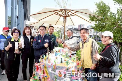 台南北區公所化身聖誕老公公　黃偉哲感謝各界齊力送暖弱勢學童