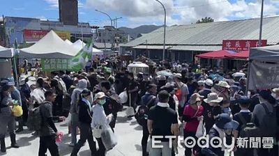 賞月前先鏟泥！連假首日2萬「鏟子超人」湧進光復　驚人畫面曝