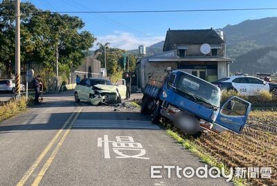 苗栗農田重劃區路口對決！轎車撞爛車頭　貨車險翻落農地