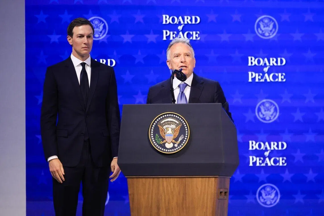 1月22日，美国总统特使威特科夫（右）与美国总统特朗普的女婿库什纳出席在达沃斯举行的世界经济论坛年会。（彭博社）