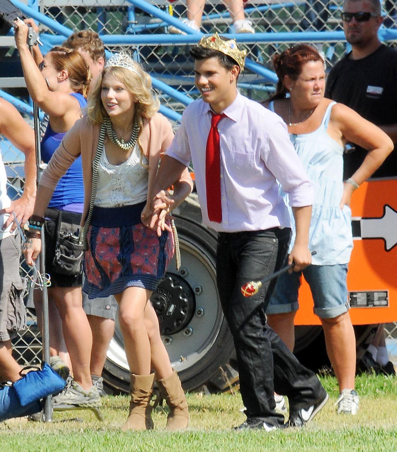 Taylor Swift and Taylor Lautner on set of Valentines Day