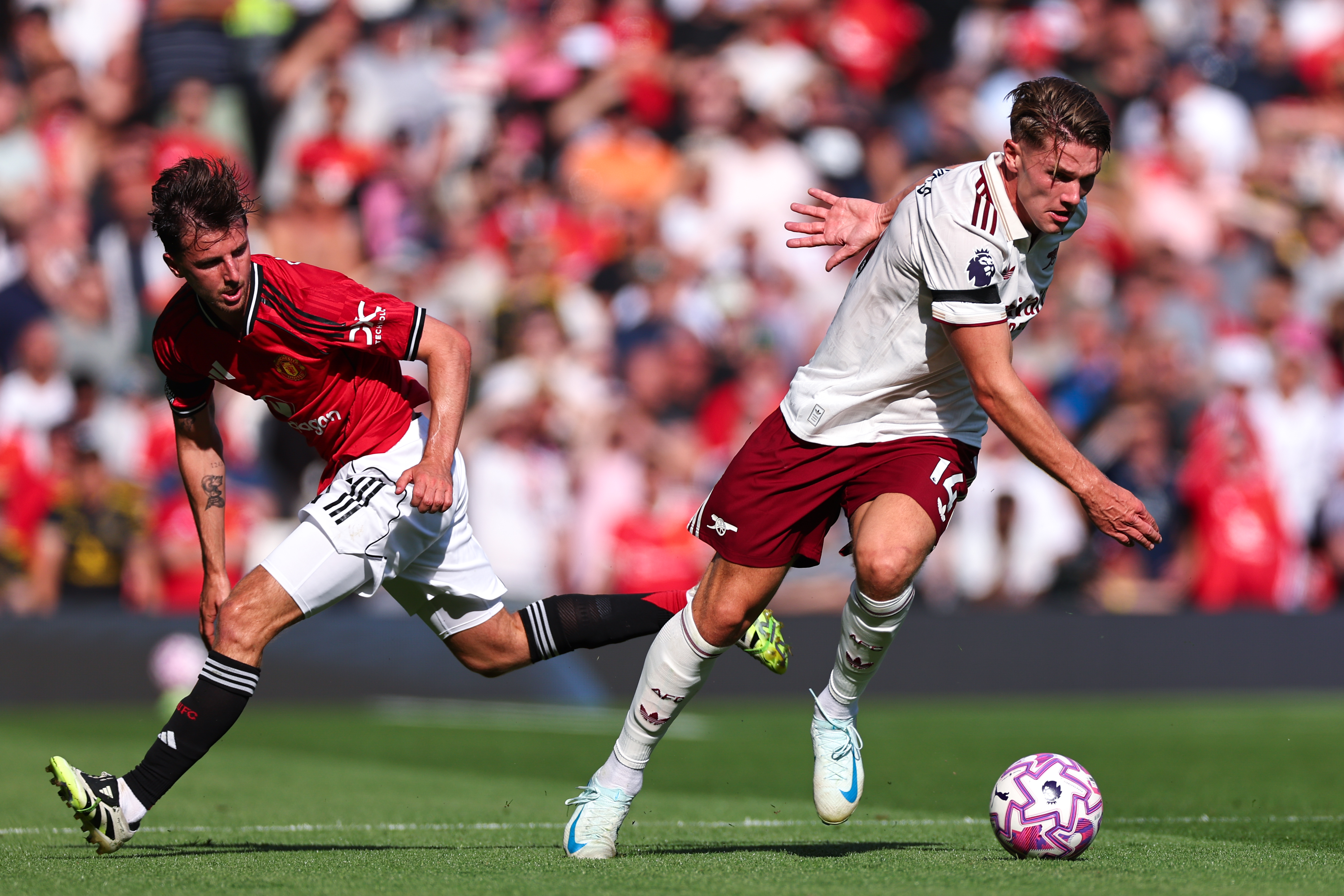 MANCHESTER, ENGLAND - AUGUST 17: Mason Mount of Manchester United and Viktor Gyokeres of Arsenal during the Premier League match between Manchester United and Arsenal at Old Trafford on August 17, 2025 in Manchester, England. (Photo by Robbie Jay Barratt - AMA/Getty Images)