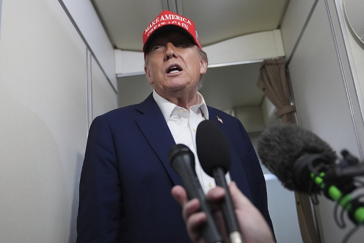 当地时间7月4日，美国总统特朗普在&ldquo;空军一号&rdquo;上对记者讲话。图源：视觉中国