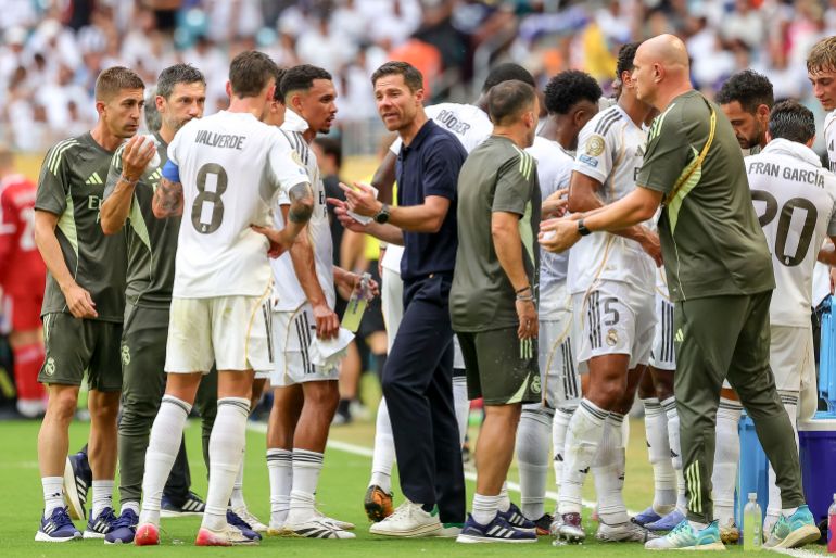 epa12209174 Real Madrid head coach Xabi Alonso (C) talks to his players during a cooling break during the FIFA Club World Cup 2025 match between Real Madrid CF and Juventus FC, at Hard Rock Stadium in Miami, Florida, USA, 01 July 2025. EPA/CRISTOBAL HERRERA-ULASHKEVICH
