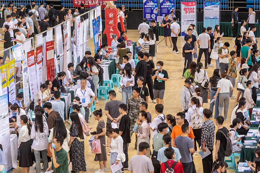 招聘会上求职的大学生