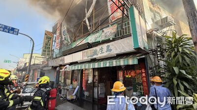 屏東枋寮住宅突冒火煙！　2樓狂燒1小時