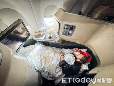 開箱國泰航空A350商務艙！免費WiFi、平躺睡到目的地　享米其林餐