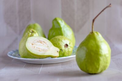 芭樂是維生素C之王！營養師提醒：「3種人」別吃芭樂籽