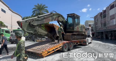 國軍出動「迷彩裝怪手」！搶進光復重災區　花防部、十軍團也到場