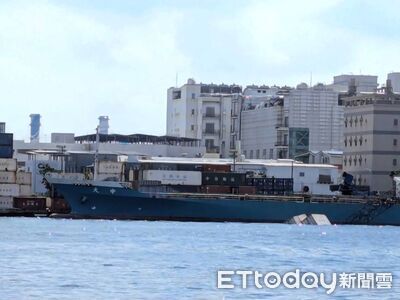 吊臂斷了！高雄港吊車翻覆撞貨船「2貨櫃落海」　駕駛驚險逃生