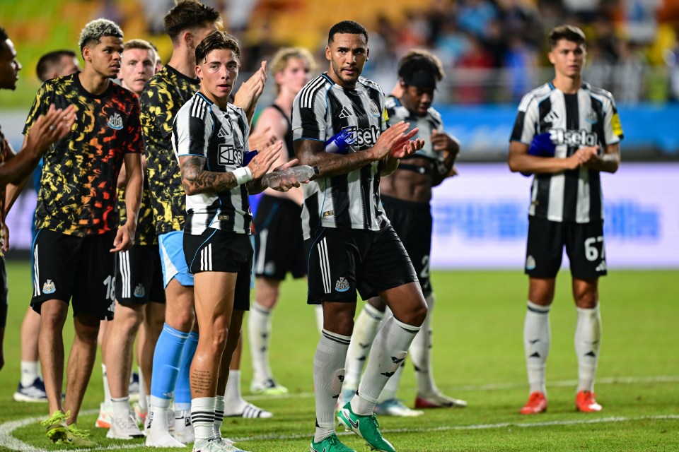 SUWON, SOUTH KOREA - JULY 30: Newcastle players clap the fans following the preseason friendly match between K-League XI and Newcastle United at the Suwon World Cup Stadium on July 30, 2025 in Suwon, South Korea. (Photo by Serena Taylor/Newcastle United via Getty Images)