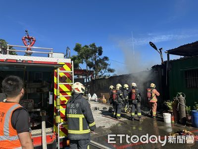 蘆洲宮廟貨櫃屋倉庫起火！濃煙狂竄　消防急衝現場灌救