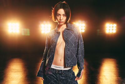 CK請到「世首美」Nana太對了！穿冷調丹寧外套　中空線條性感天花板