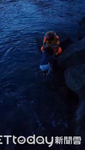 金樽漁港燈塔前看風景！女童落海　海巡人員迅速救援脫險