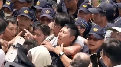 黃國昌「勒警脖子」引熱議　當事警官還原：我不認為他有惡意