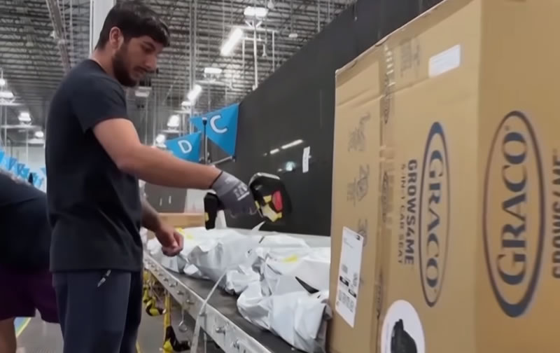 亚马逊暴赚了还裁3万人